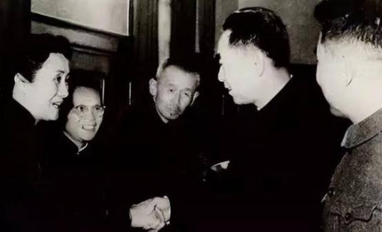 1942年，董竹君在菲律宾马尼拉避居期间，与故交、华侨抗日领袖陈清泉再度相逢。两