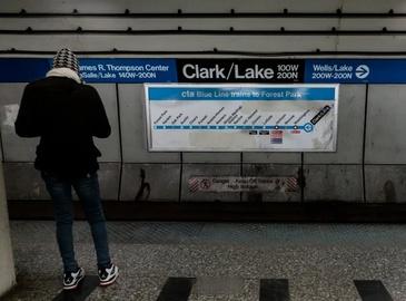 【美芝加哥一地铁乘客全身被引燃，嫌疑人在逃】据央视新闻消息，央视记者当地时间11