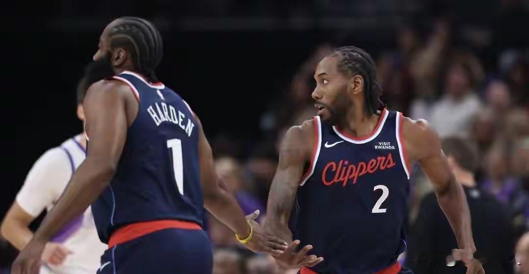 感觉快船队内部已经貌合神离了。尤其是球队核心伦纳德和哈登的态度确实令人回味!
大