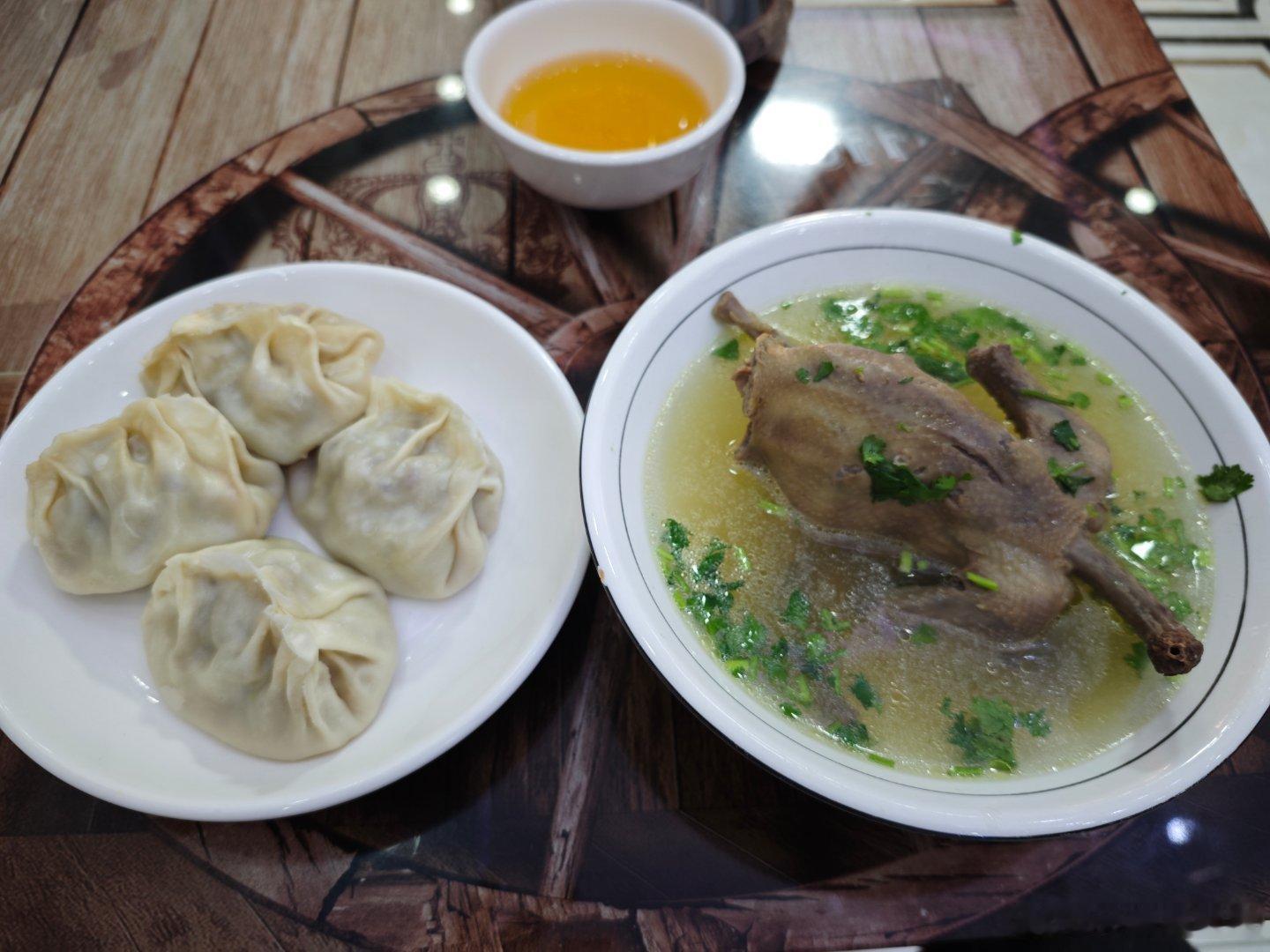 羊肉包子+鸽子汤，羊肉包子很好吃，在这里就是各种吃肉 