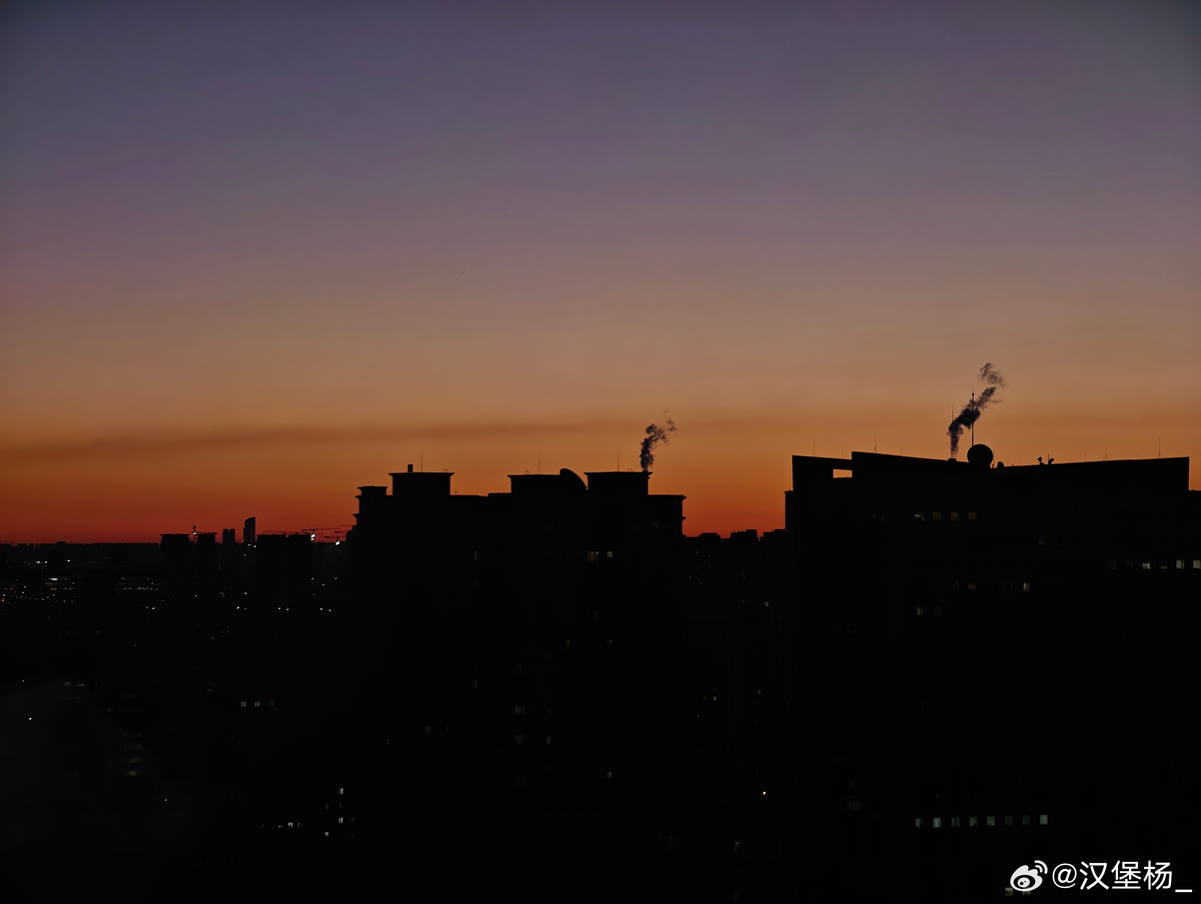 早在巨热的北京被干醒真的太干了，半夜起来找水喝然后发现东三环七点就开始堵车了不愧