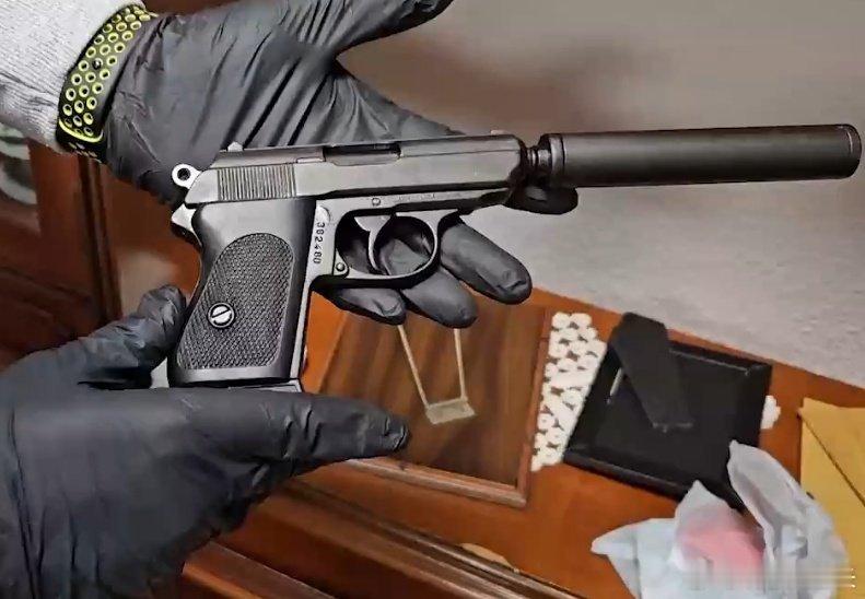 西班牙警方展示缴获的匪枪.22 LR 的瓦尔特 PPK/S 和 .38 转轮手枪