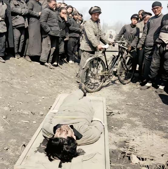 这是1948年3月25日，北平天桥，川岛芳子被执行枪决。

子弹应该从后脑勺射穿