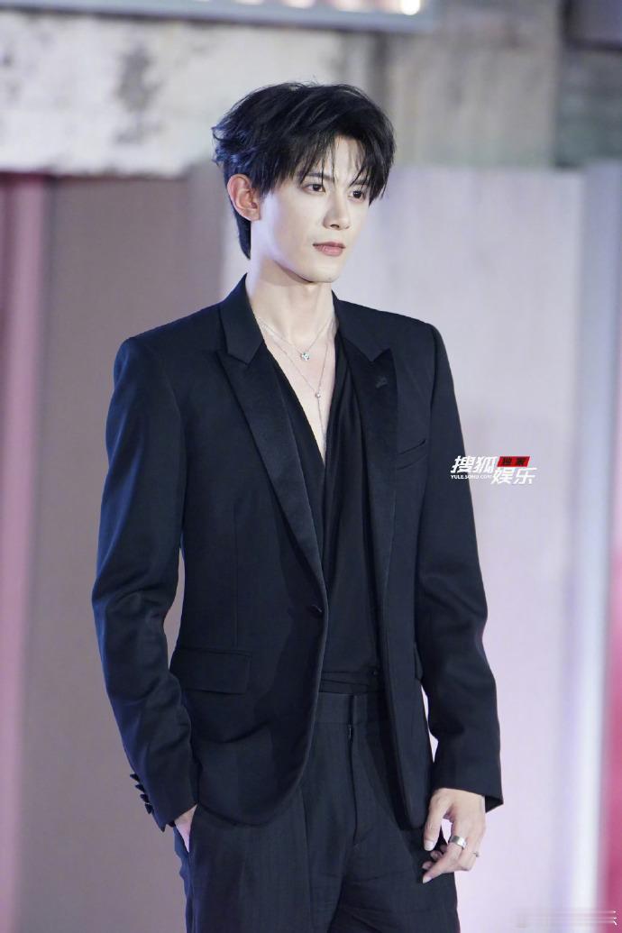 邓凯是A市来的吧 邓凯黑西装加身，建模脸冷峻如刀刻，笔挺身形自带生人勿近的距离感