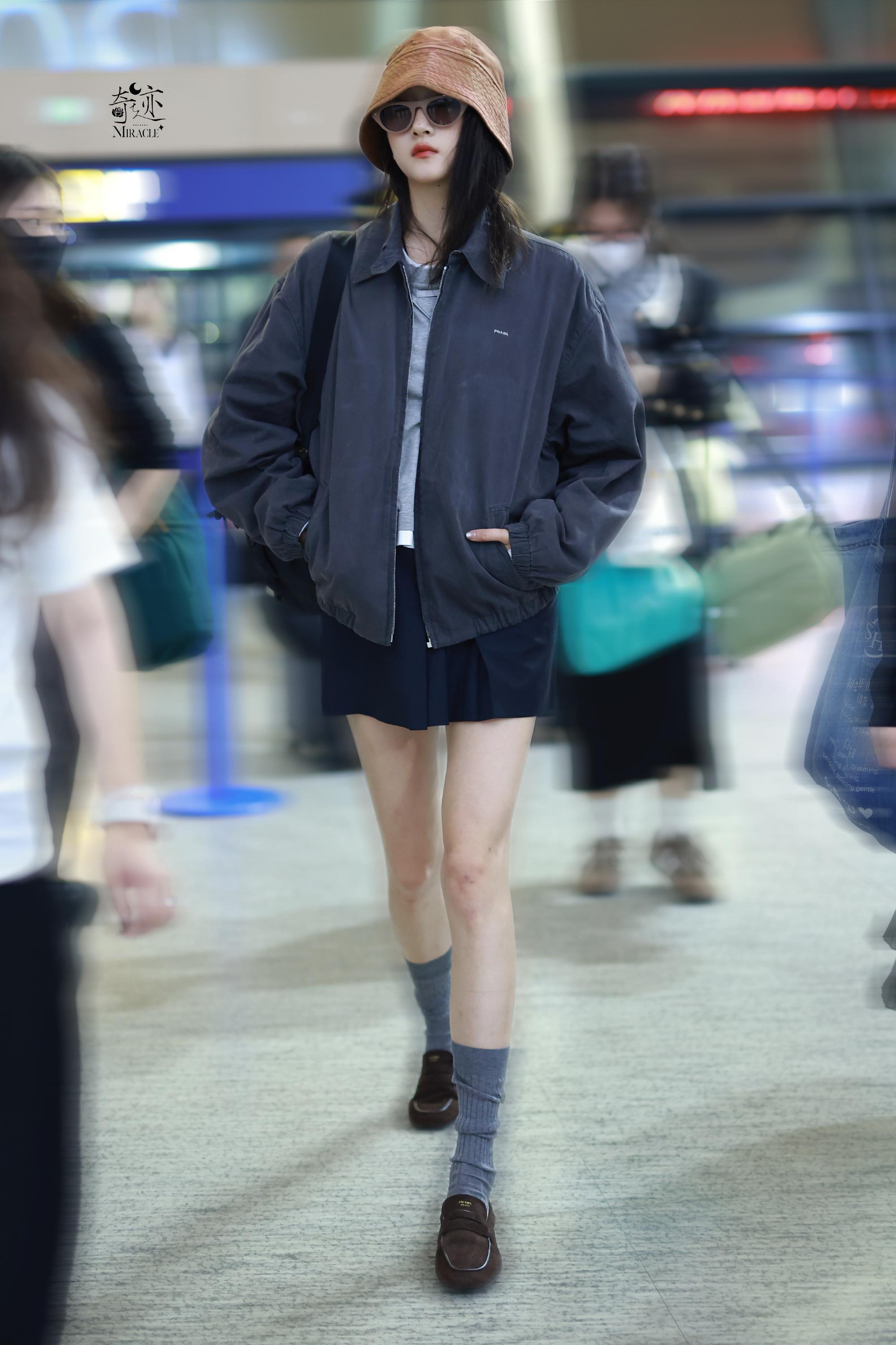 关晓彤 × PRADA Spring 2026 RTW机场出发米兰时装周 ，受邀