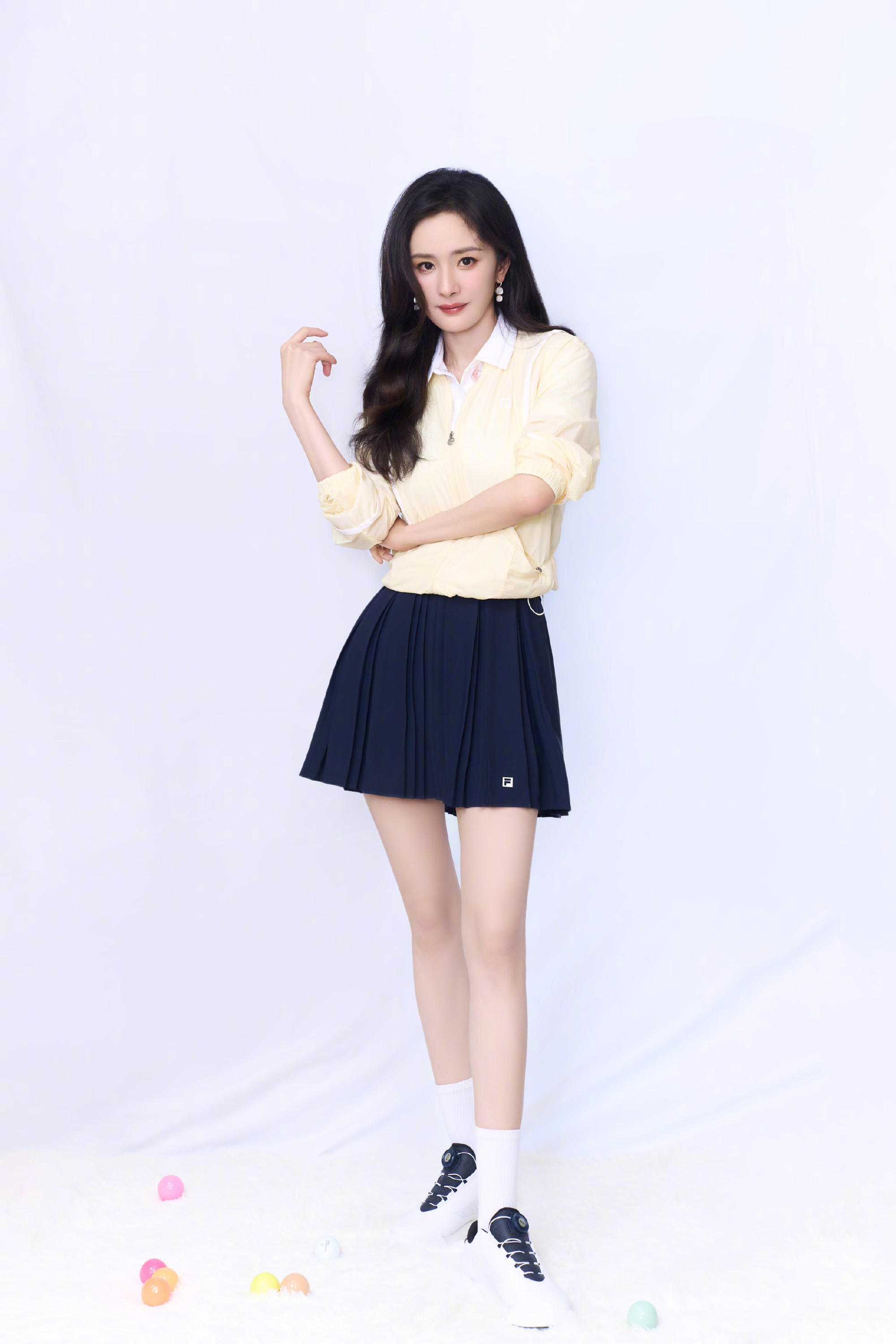 #杨幂藏蓝色短裙# 杨幂这个藏蓝色短裙真的好青春，搭配白衬衫和嫩黄色防晒衣，完全