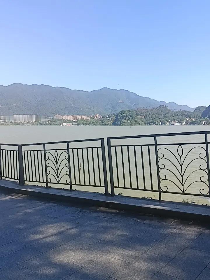 你敢下去吗？这几天的天气确实非常好。
你看一下湖面，根本就没有了蓝色