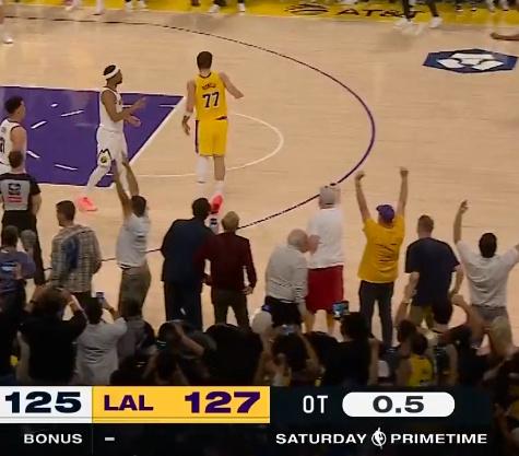 约基奇打进，雷迪克马上暂停，加时赛还有15秒，有绝杀吗？湖人干到这个程度也算是奇
