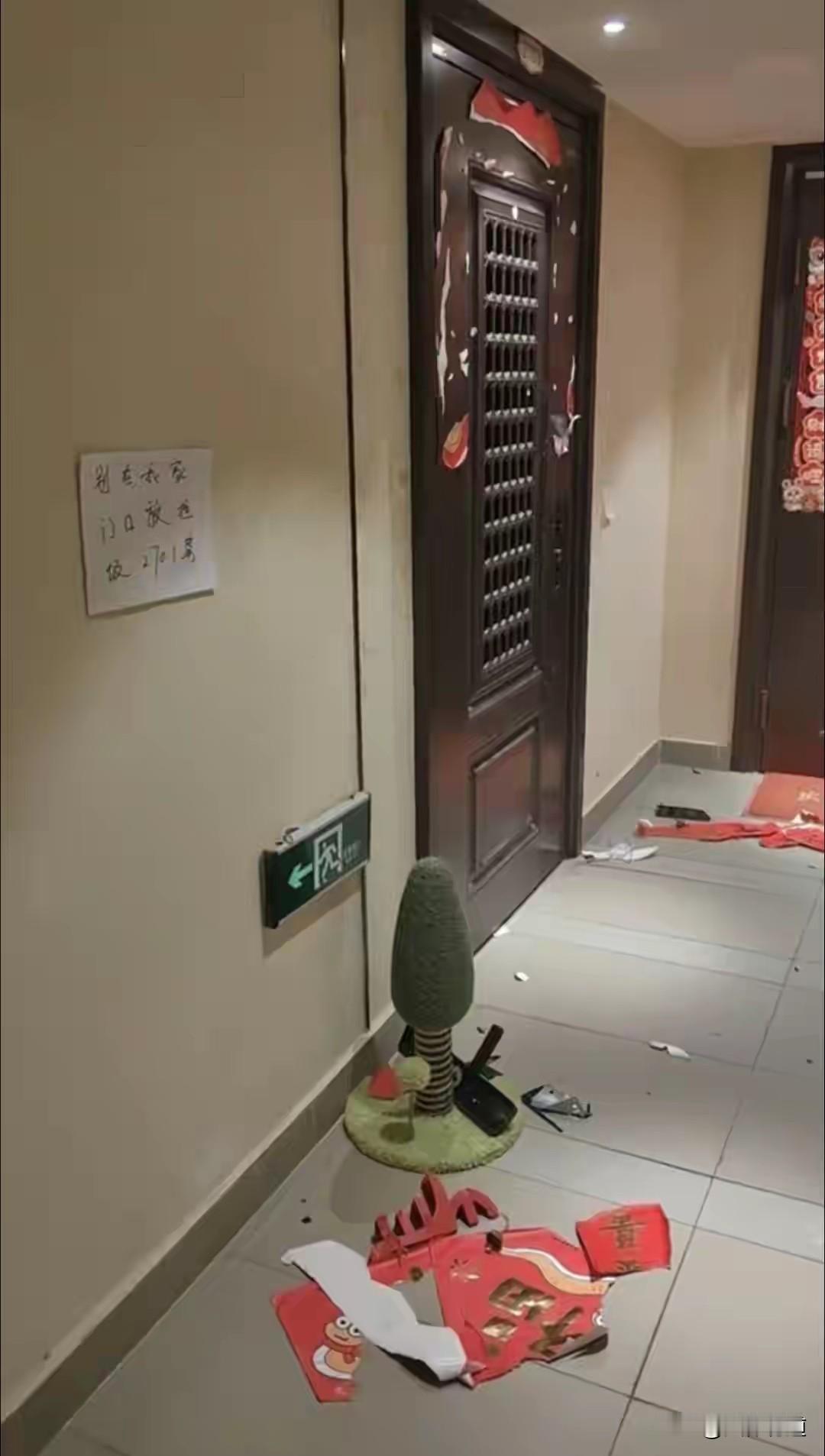 “这就是嚣张的代价！”女子贴条提醒邻居别在自家门口放垃圾，凌晨竟遭邻居破门殴打。
