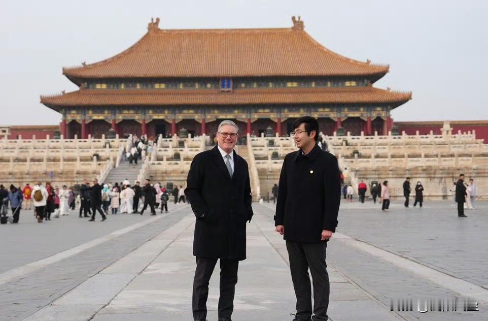 英方称，英国公民赴华将可免签停留30天，斯塔默访华期间中英达成多项合作共识。
