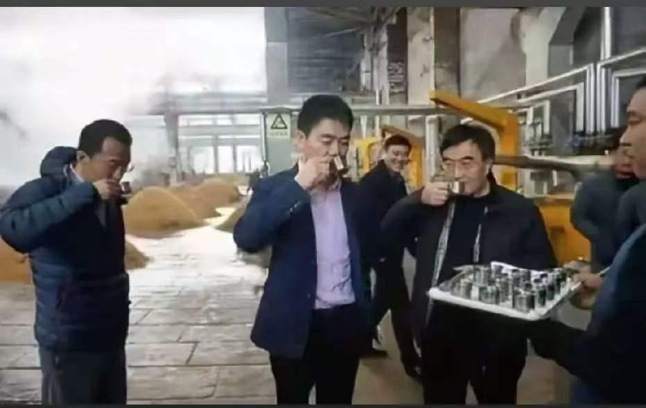 大佬喝酒也这么接地气？酒杯都没有