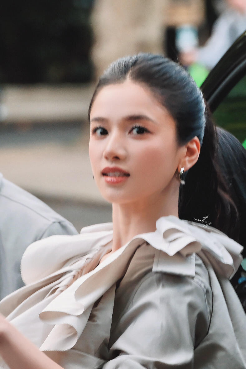 张婧仪[超话]张婧仪[超话]  ｜🎨  饭拍图片x9张（260922/BURB
