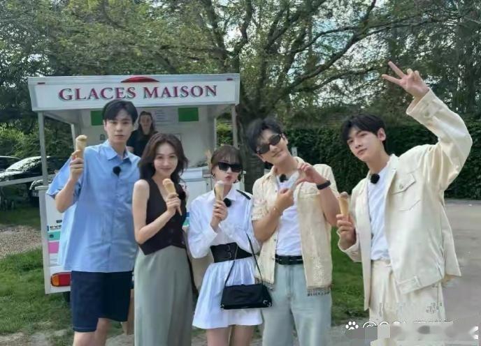 虞书欣《中餐厅》生图，被姜妍秒了，网友辣评“ 腿像大胖萝卜”[允悲][允悲][允