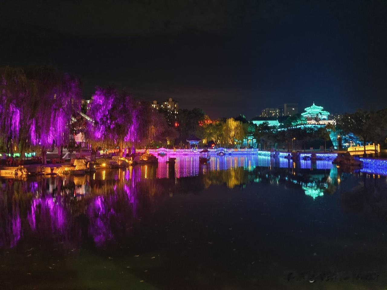 夜幕下的璀璨灯光，映照出承明湖的静谧与美丽。景在明湖中 四明湖落日