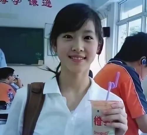 她老公是知名度很高的企业家，买东西的人都找他。她也没有高攀这个成功的男人，完全是
