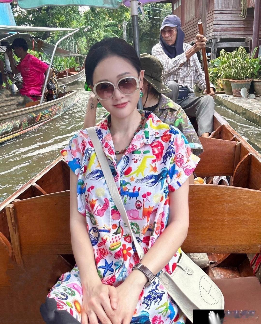 陈乔恩45岁泰国度假，打扮青春时尚，状态宛如少女，不生小孩真是最佳保养秘诀 