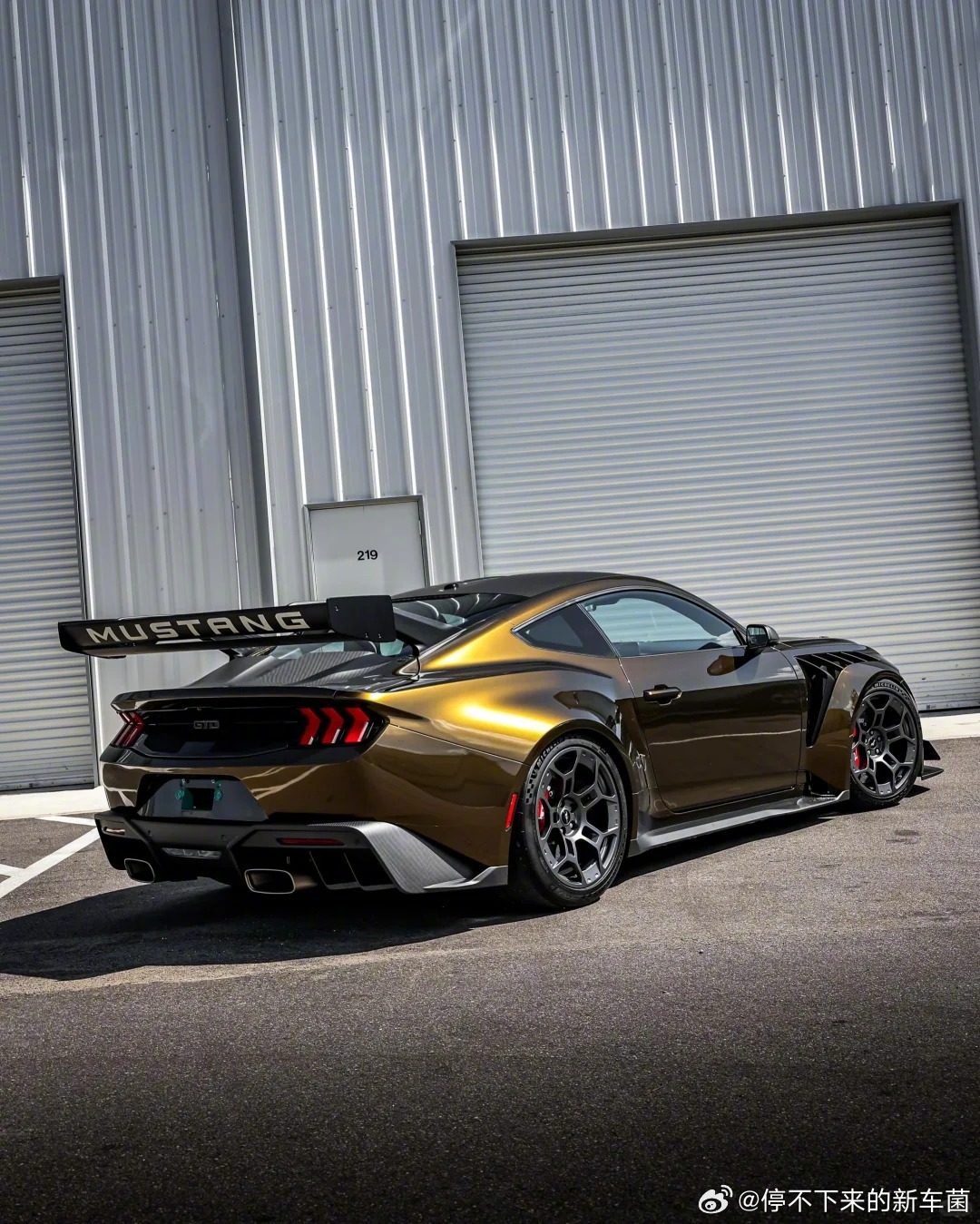 815马力福特Mustang GTD，身披稀有午夜金车膜，给到夯爆了 