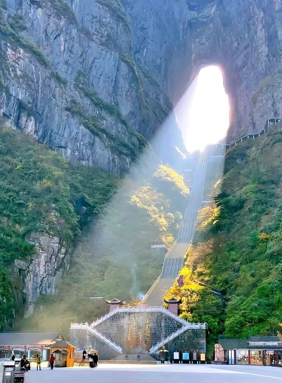 这一站，远离城市的喧嚣，享一时清幽，放下压力，舒缓节奏！
出发，带你揭开湘西的神