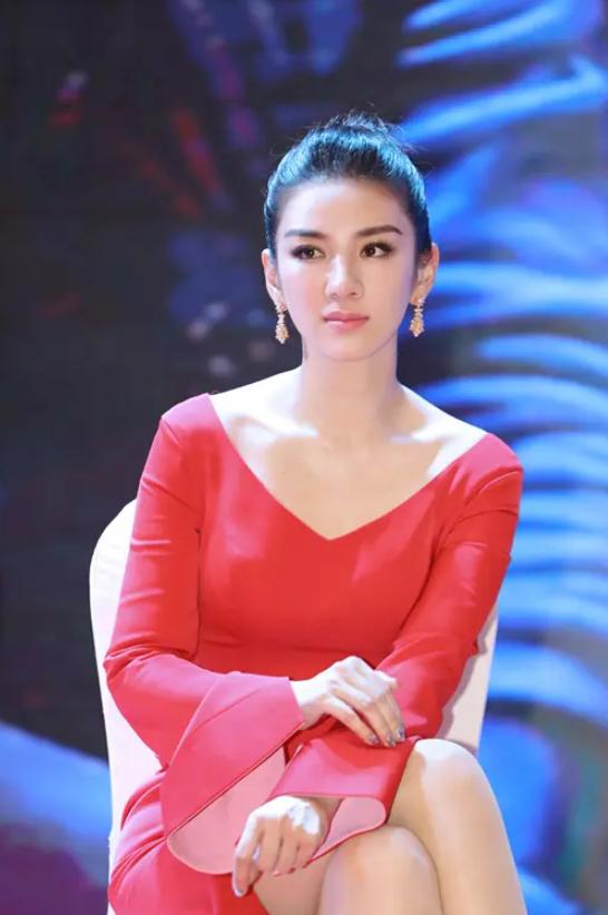 2020年筹拍《繁花》时，王家卫邀请黄奕出演。黄奕问:“拍多久？”王家卫说:“不