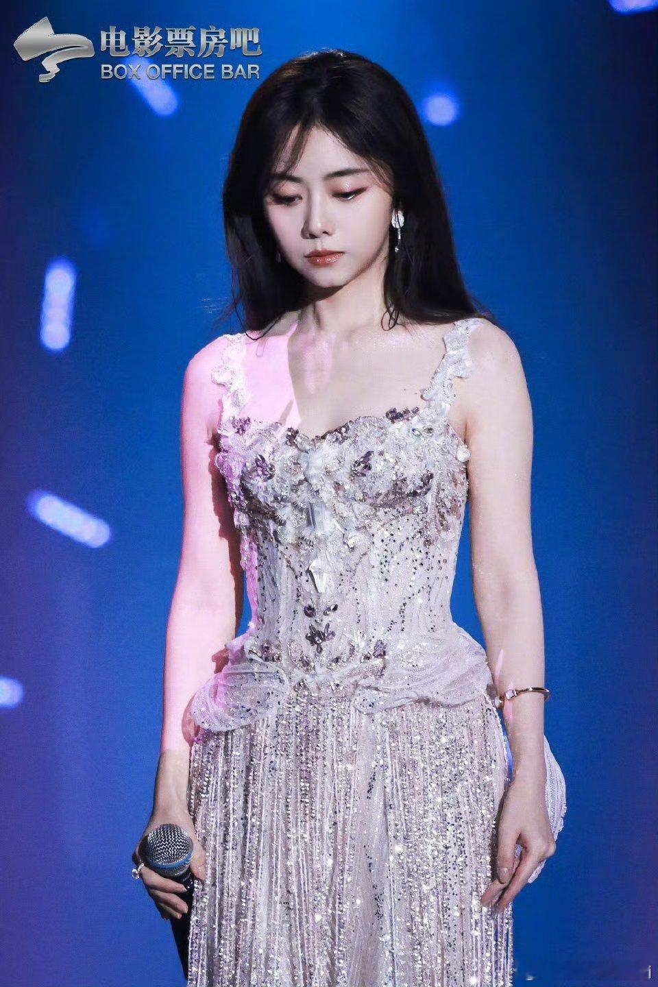 谭松韵中国电影12周年活力夜舞台直拍，人美歌甜！！ 谭松韵