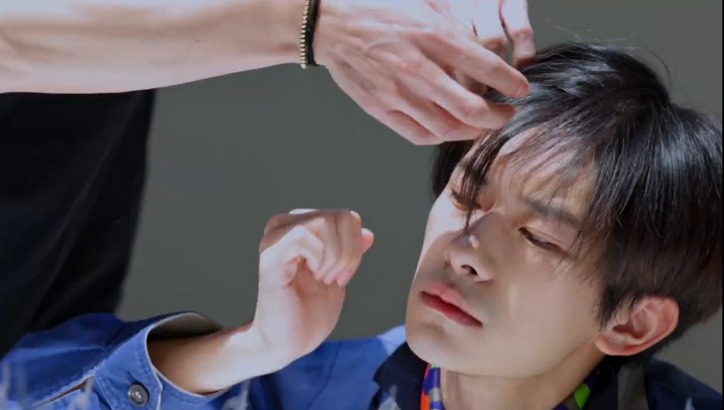 易烊千玺戴头巾太好品了易烊千玺这也太清纯了吧！！ 