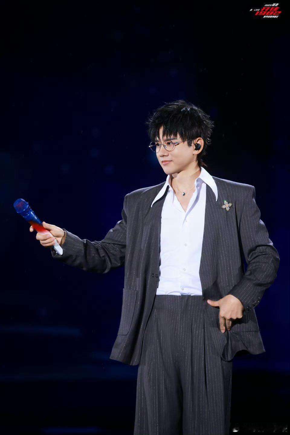 离张杰演唱会只差一包乐事 彩排室最美二重奏张杰的歌声+薯片的咔嚓声！台上是音乐王