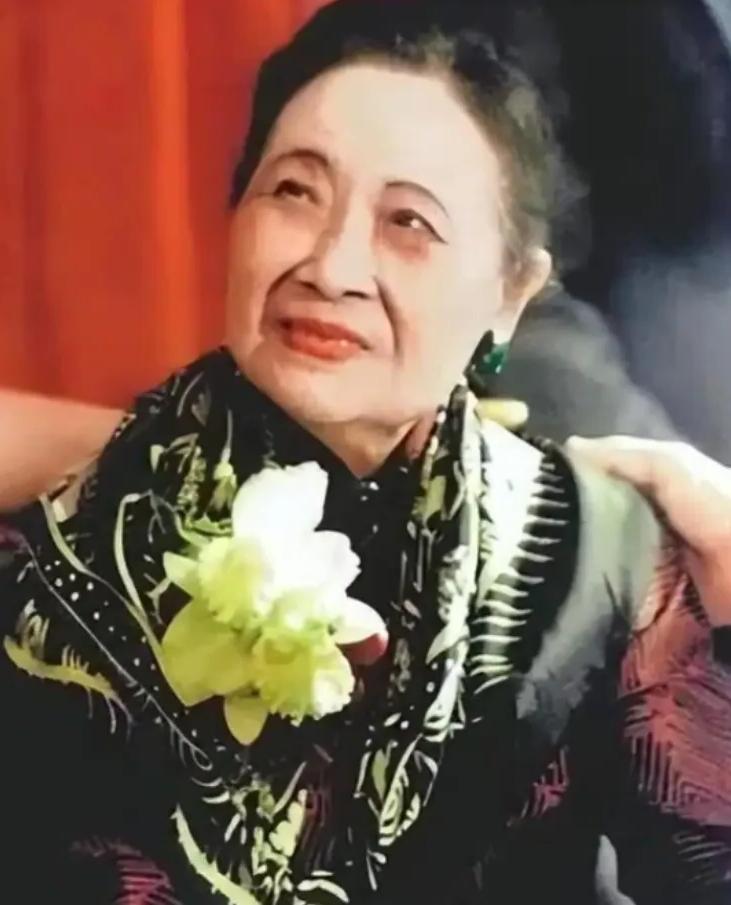 宋美龄106岁去世，贴身厨子回家后不久自尽，事后妻子含泪透露缘由:是上面逼的！