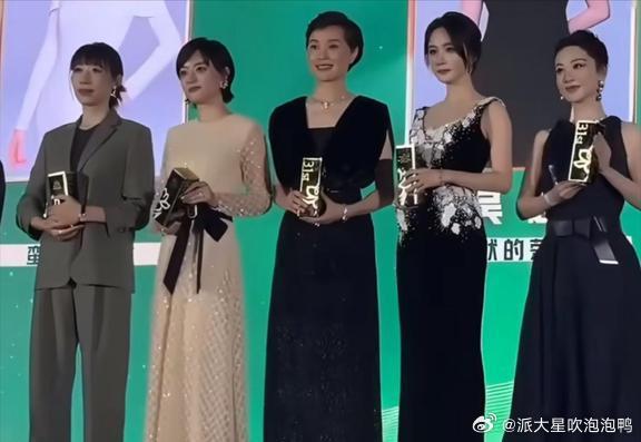 这张图里最尴尬的应该就是杨幂了。别人都是已经拿过奖的视后，只有她到现在还是颗粒无