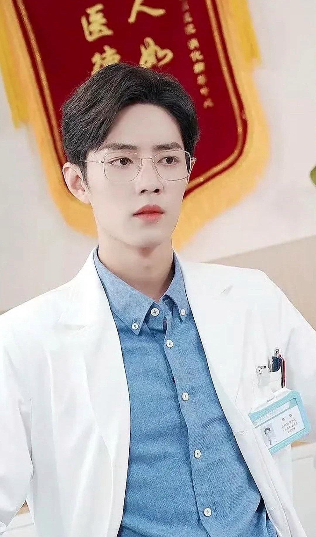 看来肖战这次又要爆剧预订了！网传，倪大红也将加盟《小城良方》，这部剧的阵容越来越