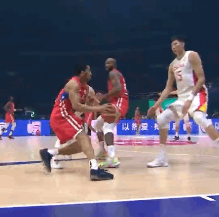 周琦成背景，尽管王哲林上了热搜。这球机智，CBA里没有，NBA也不多。