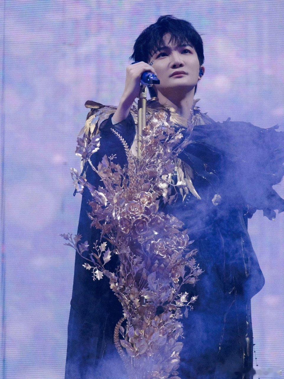 周深南宁限定山歌好比春江水  周深演唱会万人唱山歌 我嘞个豆！！！要不说还得是周