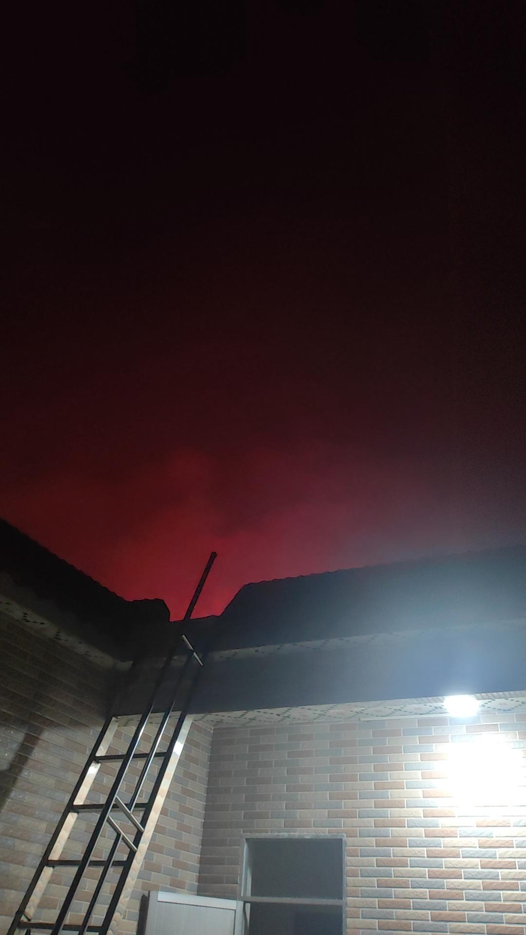 晒图笔记大赛天空[呲牙][呲牙]，烟花过后，红红火火的天空