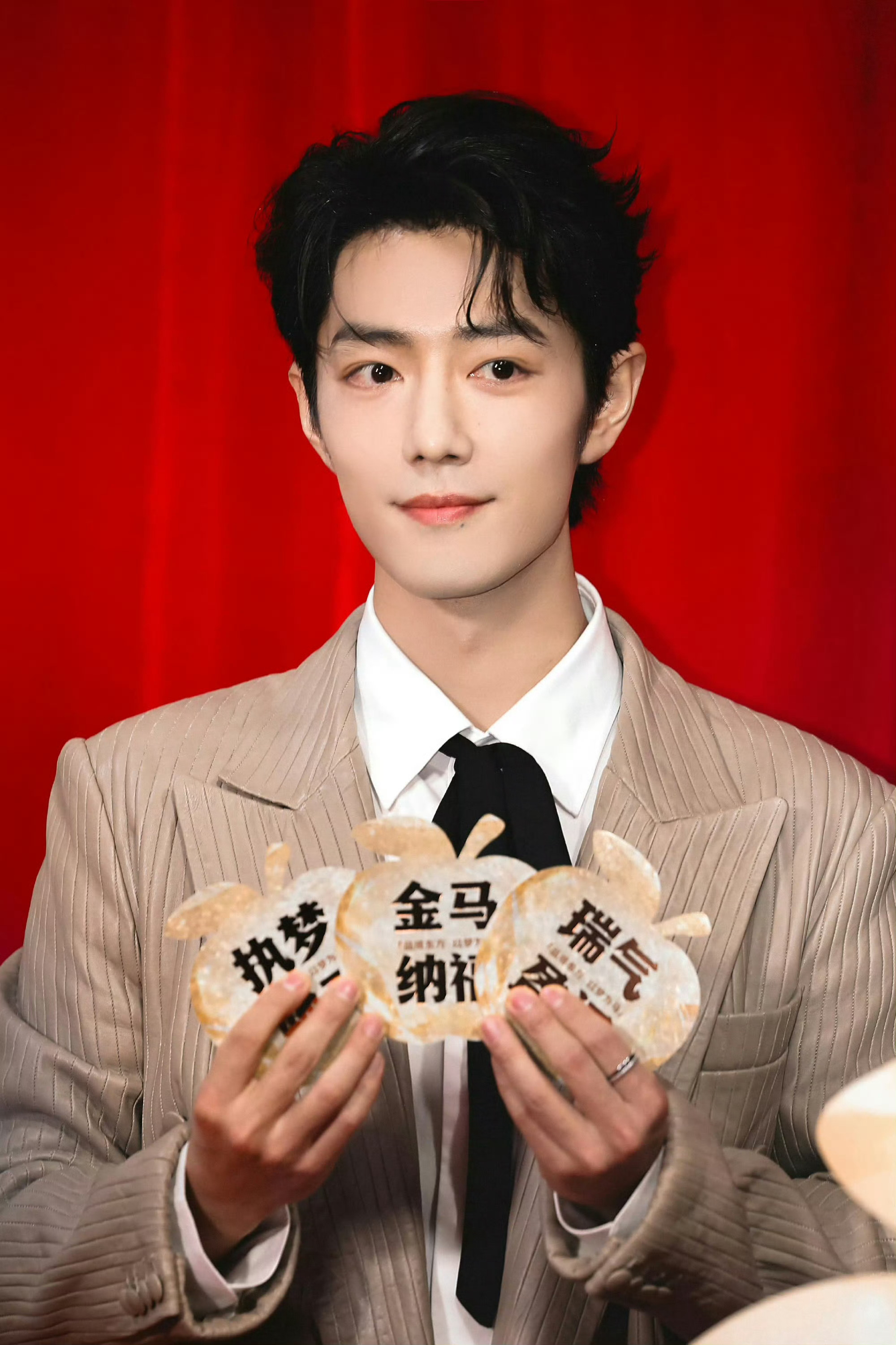 一点风吹草动就上世趋，这可怕的全球影响力。肖战红毯等马肖战品质盛典红毯压轴