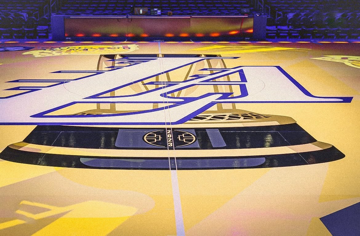 湖人队在他们的球场上刻着“2023”，这是因为他们的NBA杯冠军👀快船vs湖人