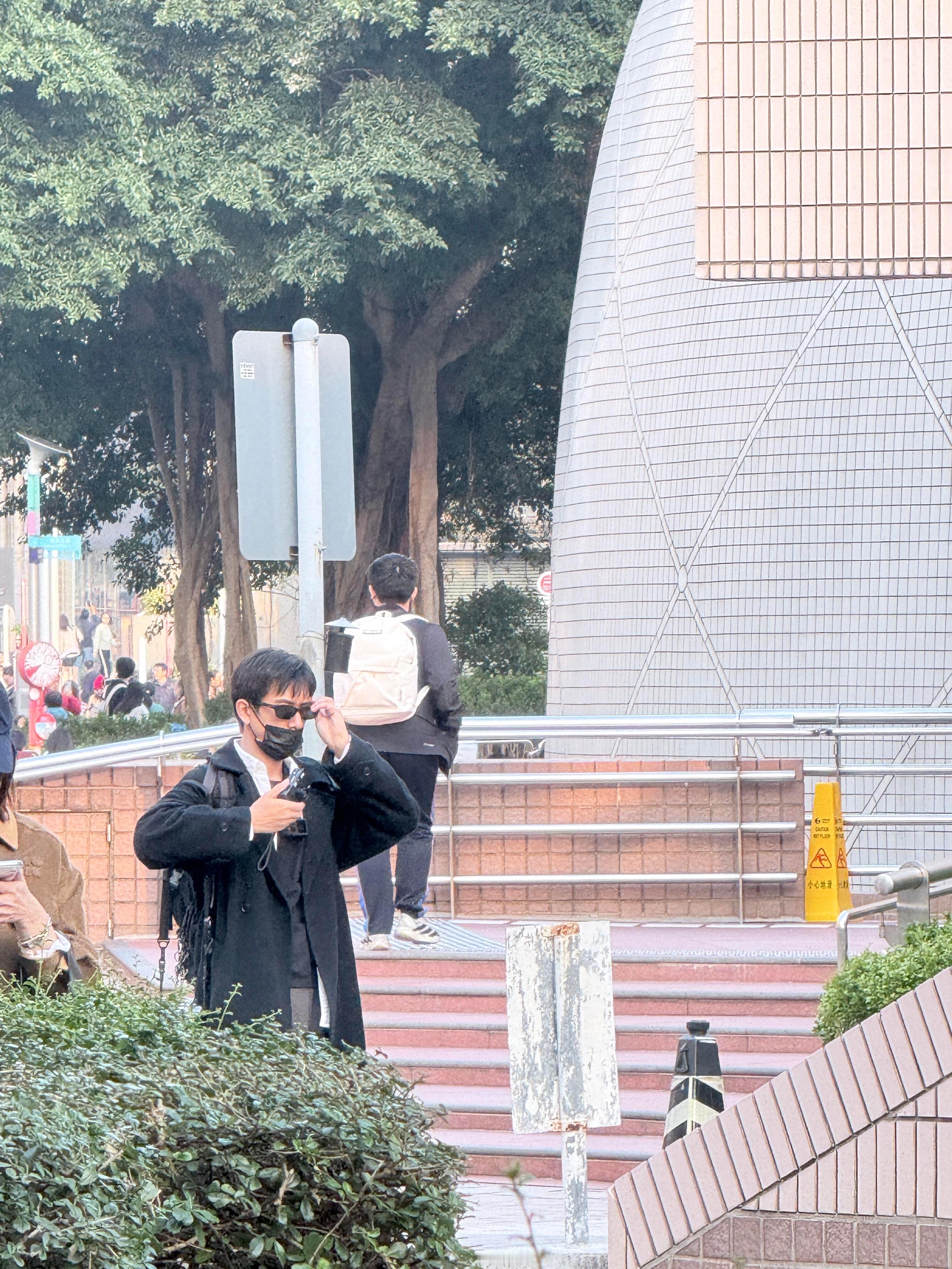 路人在尖沙咀偶遇李现有钱有时间是真爽啊 