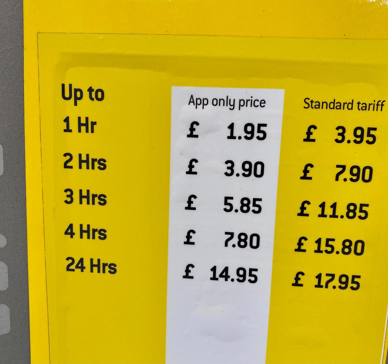 英国最便宜的停车费，一个晚上就要差不多 150 块人民币了！