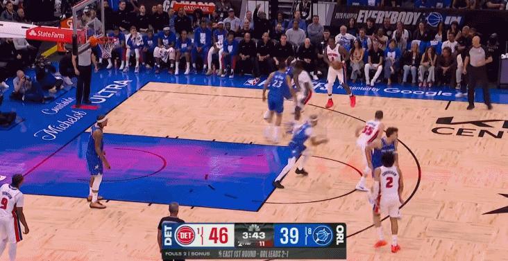 杜伦这个传球想象力堪比怀斯曼了，活塞还很未知，杜伦这轮系列赛一定是见了鬼了。 