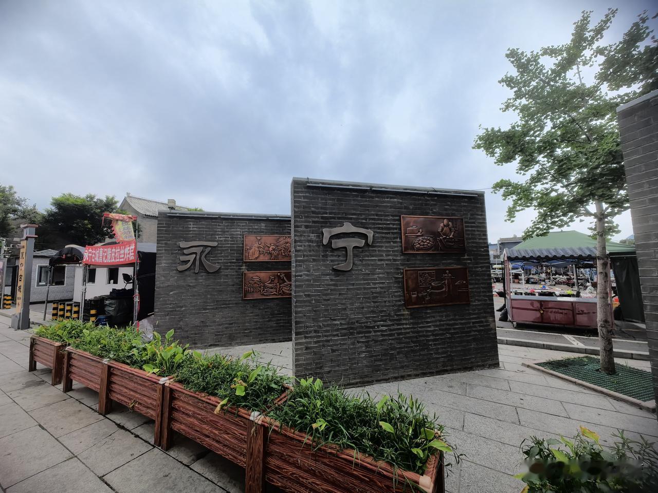 暴雨预警令出行者望而却步，永宁古城游人寥寥。