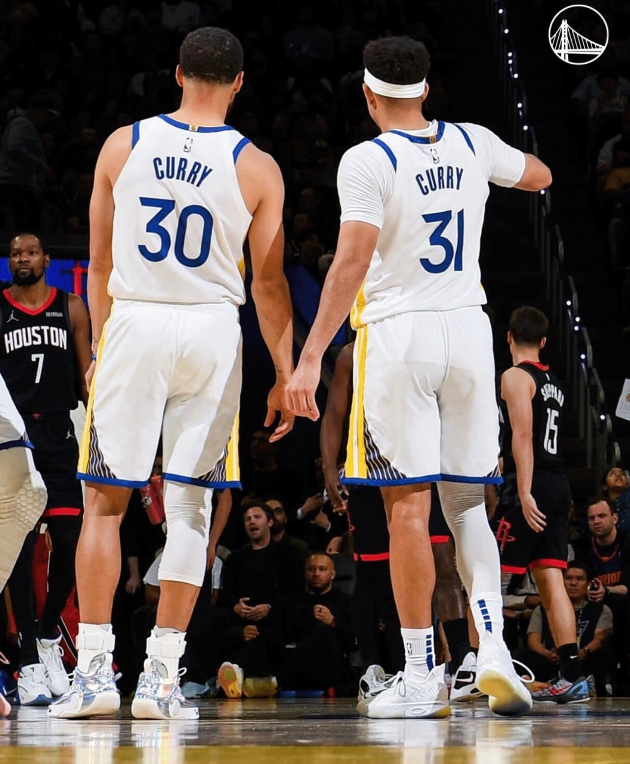 库里复出全场砍下29分状态良好，顺便完成兄弟同台库里本场复出即21投11中，其中