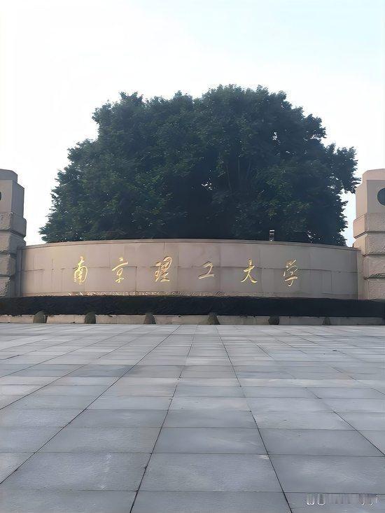 校长食堂窥见学生窘迫，无声帮扶尽显教育最暖初心
 
南京理工大学校长付梦印，下班