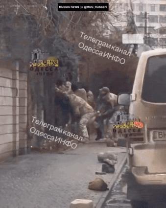 乌克兰妻子尽力了：撒泼打滚也没有挡住丈夫被抓壮丁！

乌克兰街头现在到处都在强行
