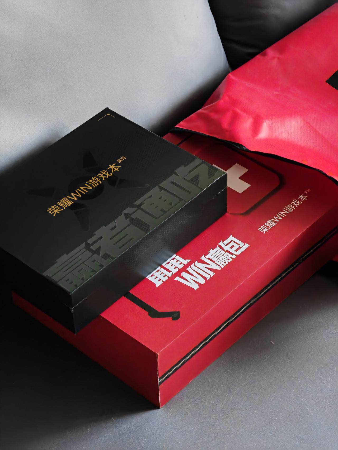 荣耀WIN游戏本的邀请函，不仅外观精美，而且实用性极强。让我们一同瞧瞧里面都有什