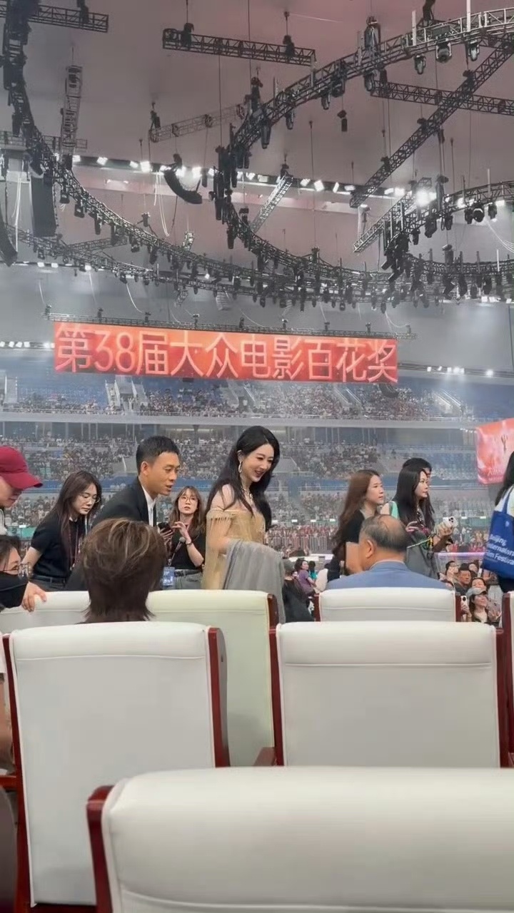 百花奖内场座位图 百花奖内场杨紫和张译坐一起！他们出演了贾玲导演的电影《转念花开