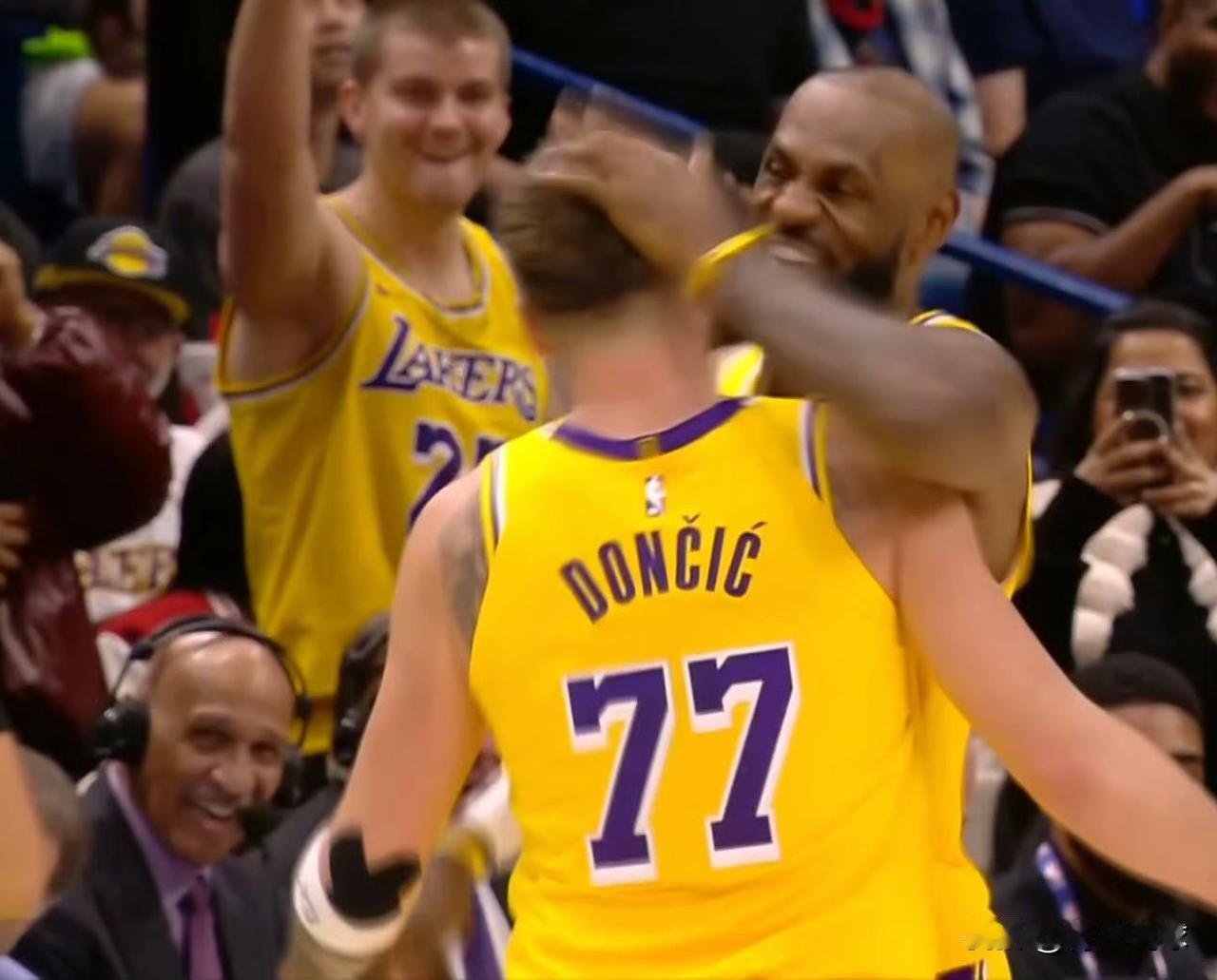 东契奇命中“神仙球”，詹姆斯乐坏了！

第四节最后2分05秒，东契奇持球突破时遭