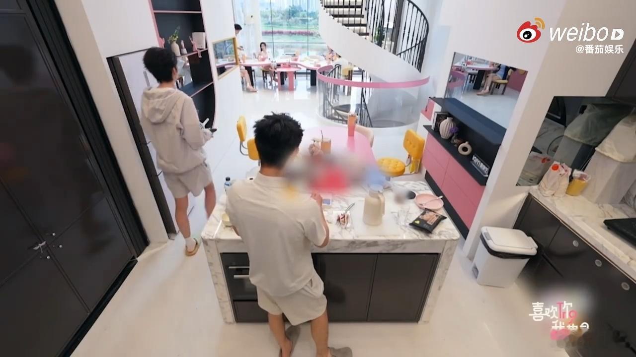 恋综何书桓刘亦菲互相挂脸喜欢你我也是 春子问小朱“你不在意吧”，他嘴硬来了句“无