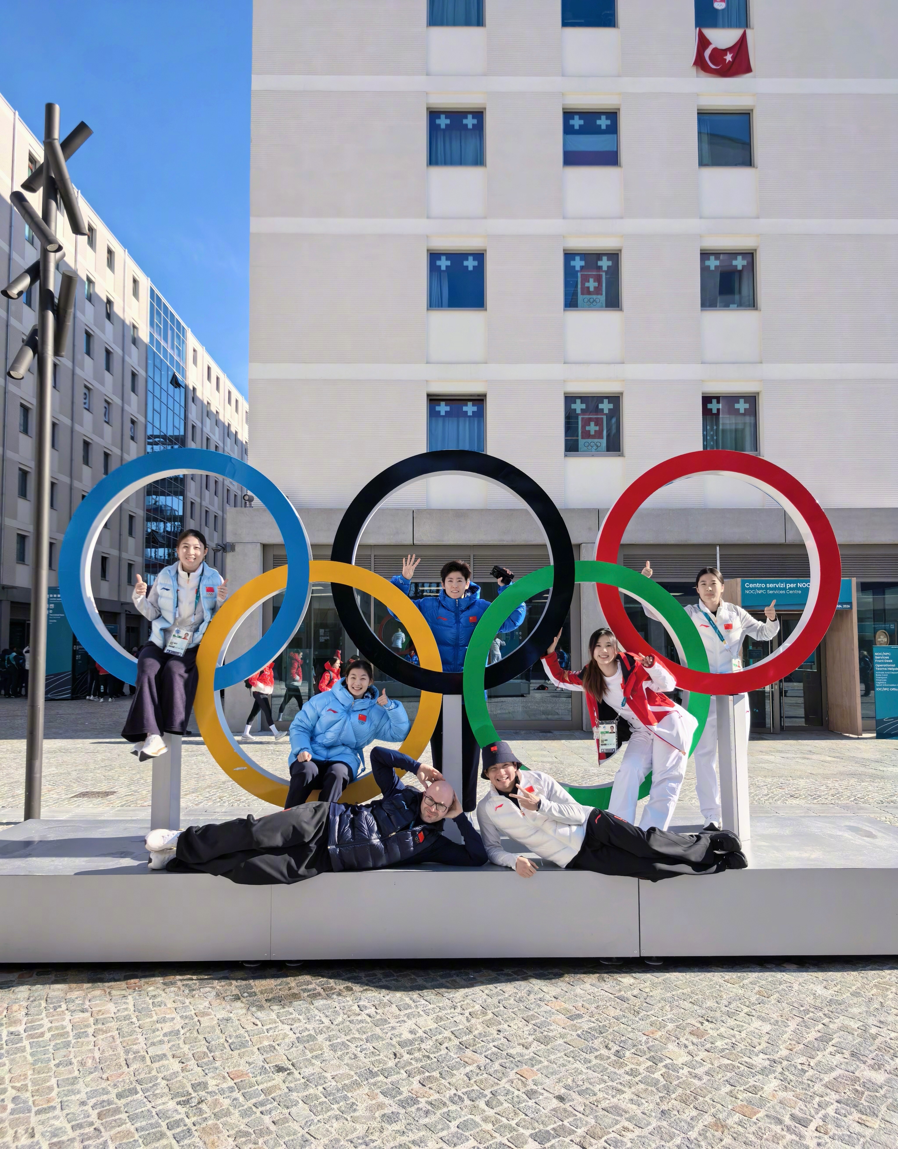 #公俐晒中国短道速滑队合照##冬奥会上中国队活人感好强# 晒出短道速滑队合照，隔