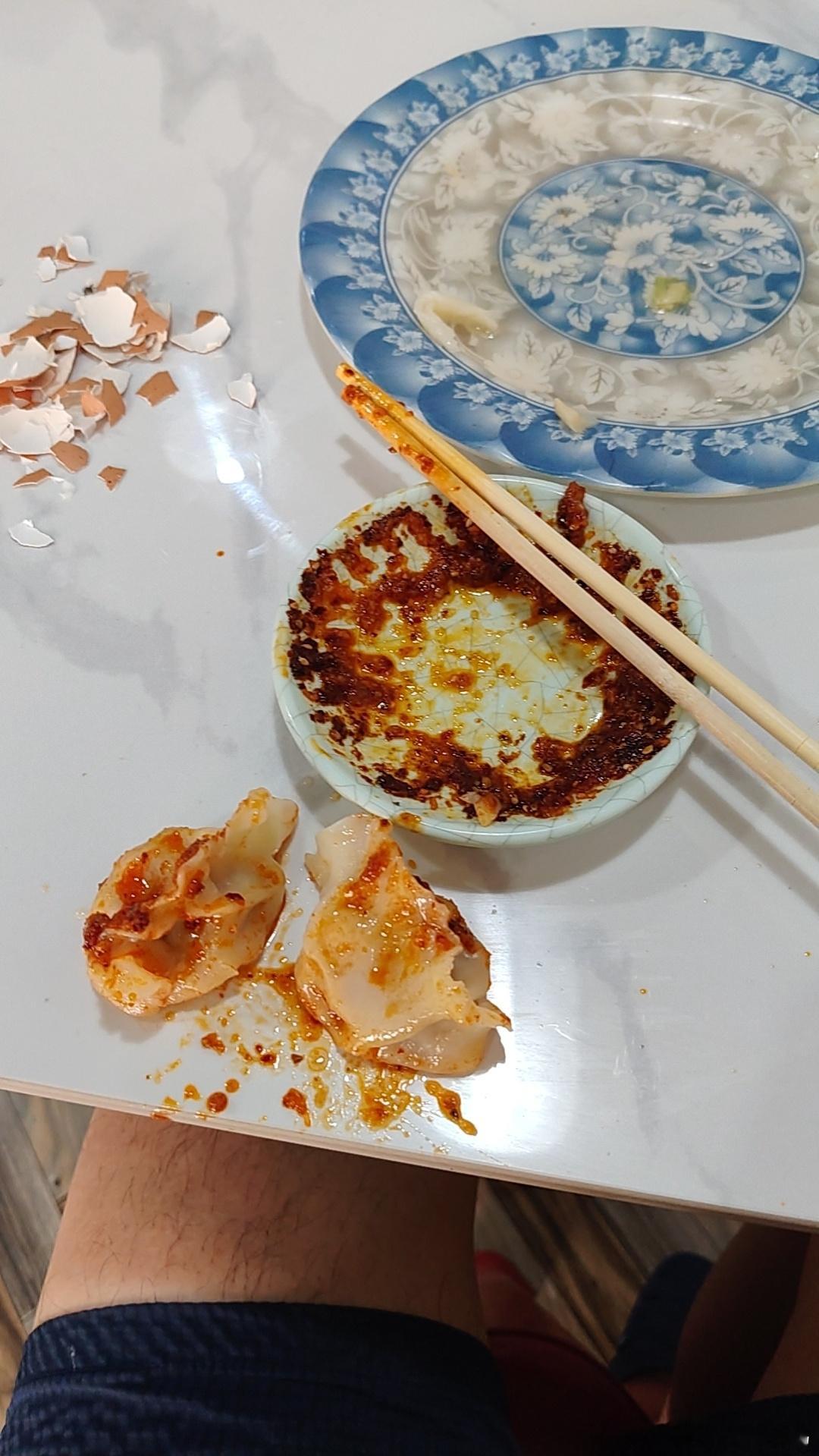 中午出门吃饺子，一盘饺子吃得还剩最后几个的时候，我就感觉还有些没有吃饱，正走神，
