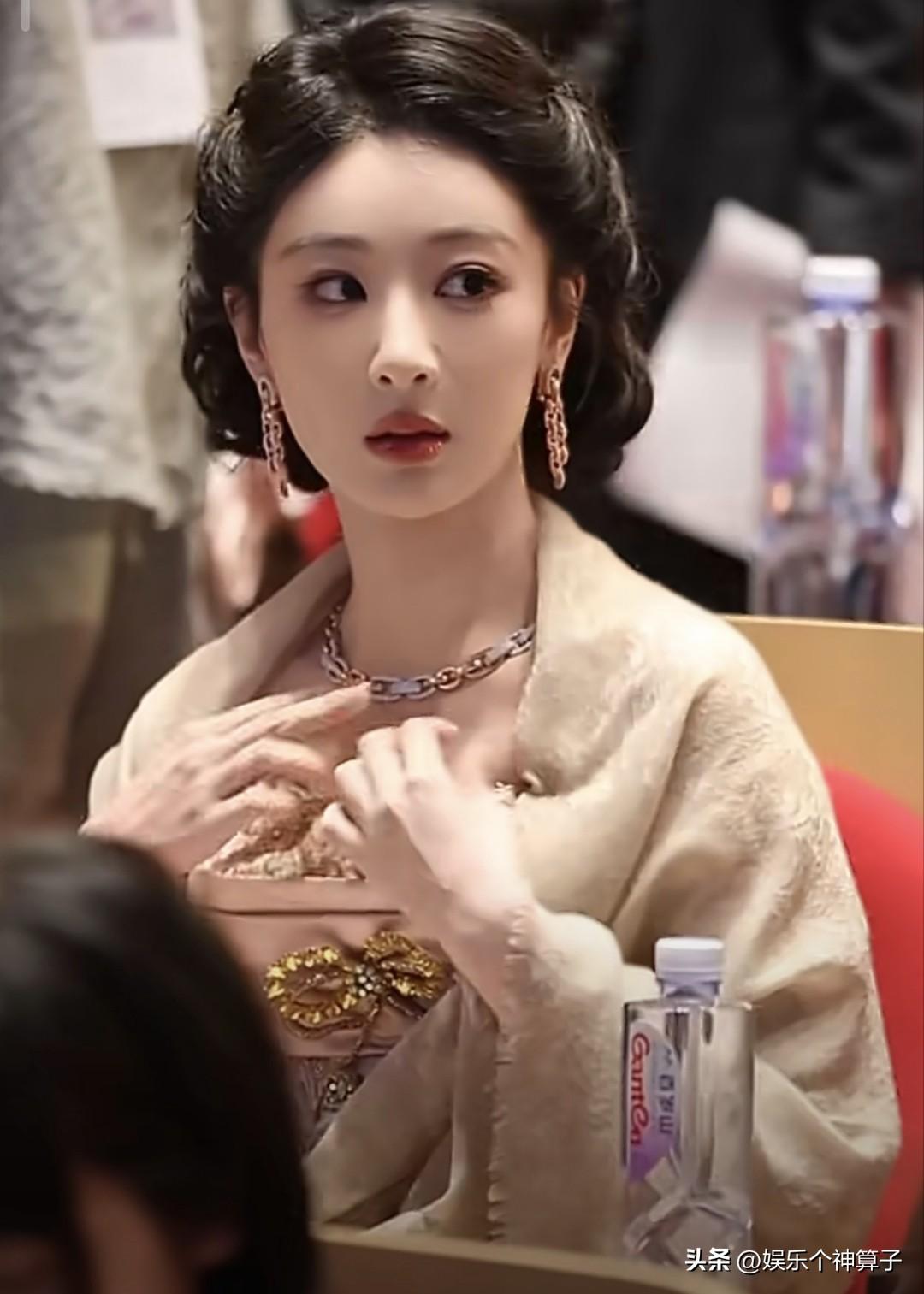 杨紫，太给90后女演员长脸了！
当时看到白玉兰闭幕式的座位图，心里就在想，杨紫的