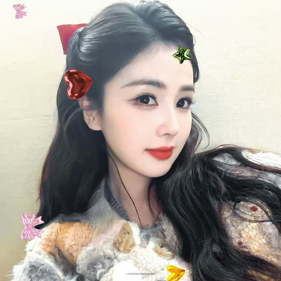 ·白鹿莫离 ·白鹿叶璃 “你像月亮一样照进了我的生活 你的光让我撑过了很多难熬的