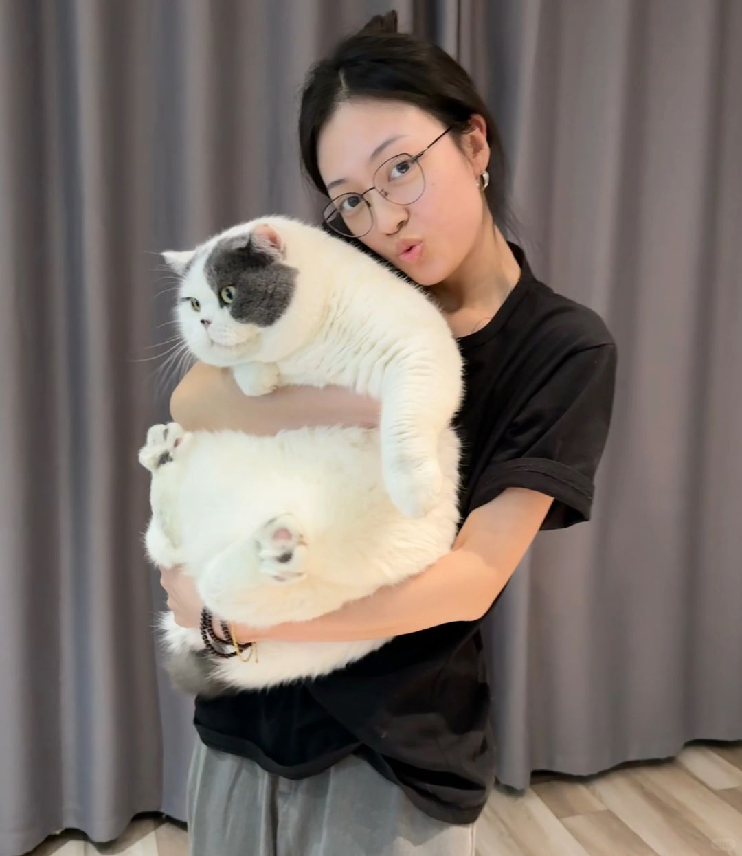 美女姐姐来家里，小宝贝乖乖让抱